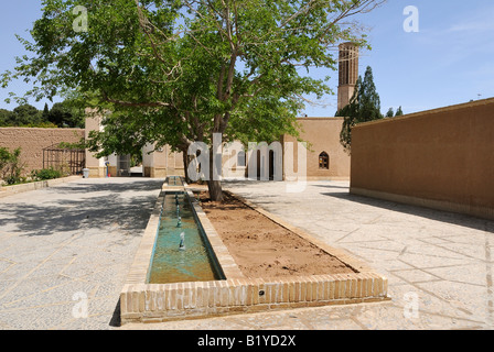 Ansatz, Vorplatz, Bäume und Wind Fänger von Dolat Abad Garten in YAZD, Iran Stockfoto