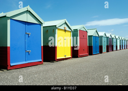 Eine Reihe von bunten Strandhütten an der Strandpromenade von Hove Stockfoto