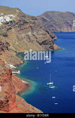 Boote in einer Bucht auf der Insel Santorini Stockfoto