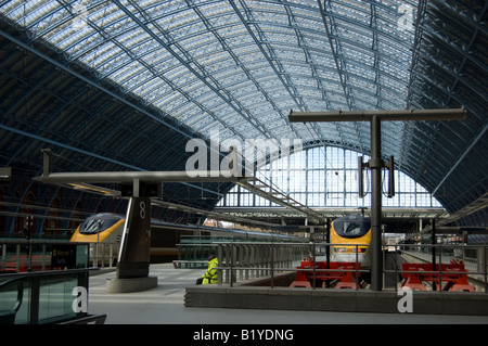 Zwei in St. Pancras Eurostar-Züge Stockfoto