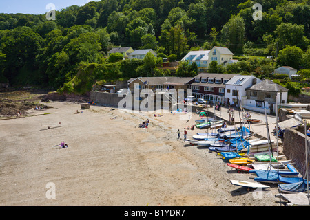 Blick hinunter auf den Strand von Cawsand Cornwall UK Stockfoto