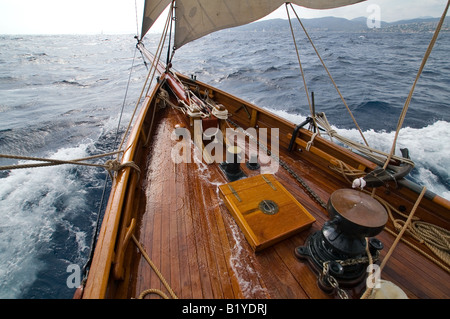 nassen Vordeck auf einer klassischen yacht Stockfoto