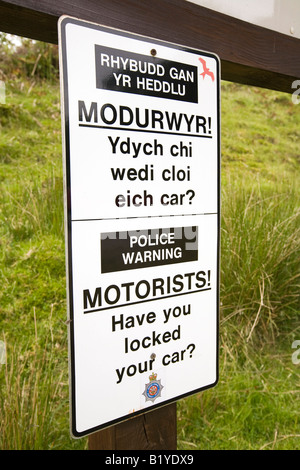 UK Wales Powys Rhayader Elan Valley zweisprachige Diebstahl Warnzeichen für Autofahrer Stockfoto