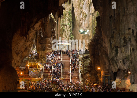 ANHÄNGER-INSDE DEN BATU-HÖHLEN WÄHREND DES JÄHRLICHEN FESTIVALS DER HINDUISTISCHE THAIPUSAM KUALA LUMPUR MALAYSIA Stockfoto