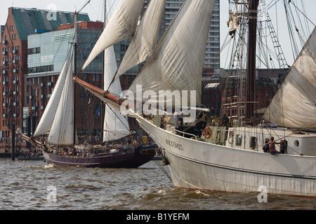 Bug des ehemaligen Walfänger Artemis rechts und der Schoner Twister beide Links unter dem Zelt im Hamburger Hafen Stockfoto