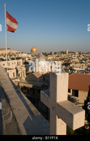 Israel Jerusalem alte Stadt Autsrian Kloster-Blick vom Dach mit cross-armenische Kirche und Haube des Felsens Stockfoto