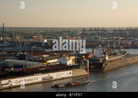 Container-Frachter in Schwimmdocks der Werft Blohm und Voss im Hamburger Hafen Stockfoto