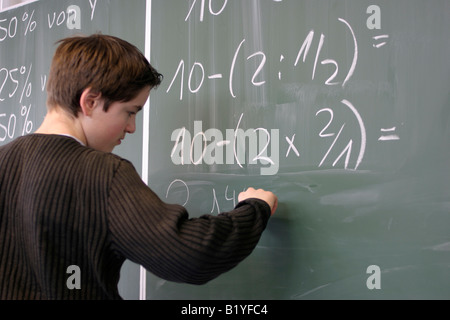 ein Junge auf dem Brett zu einer Schule in Deutschland schreiben Stockfoto