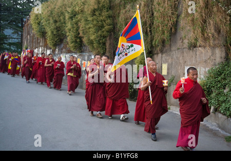 TIBETAN NUNS März aus Protest gegen chinesische Menschenrechtsverletzungen in Tibet auf den Straßen von MCLEOD GANJ DHARAMSALA, Indien Stockfoto