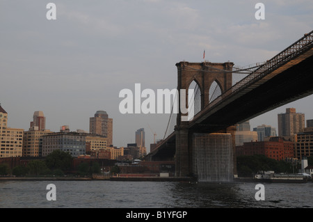 Einer der vier Wasserfälle, die dänisch-isländischen Künstlers Olafur Eliasson im Hafen von New York als Kunst im öffentlichen Raum-Projekt installiert. Stockfoto