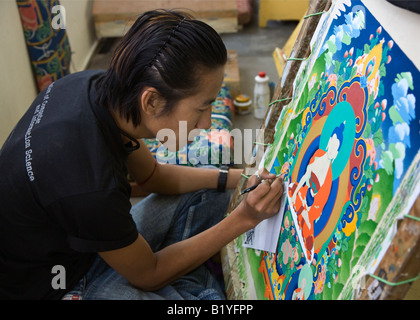 Ein THANGKA-Maler lernt sein Handwerk im NORBULINGKA Institut eine tibetische buddhistische Kultur CENTER DHARAMSALA Indien Stockfoto