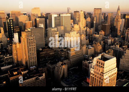 Blick Auf New York City Midtown Manhattan. Umgliederung. Golden Hour, Wolkenkratzer Dämmerung, Sonnenaufgang, Sonnenuntergang USA Stockfoto