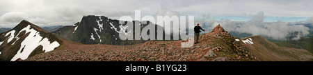 Wanderer auf dem Gipfel des Carn Dearg Meadhonach mit Carn Mor Dearg und Ben Nevis im Hintergrund Stockfoto