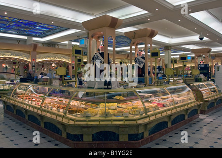 Frische Lebensmittel auf dem Display an Harrods Food Hall, London England Stockfoto