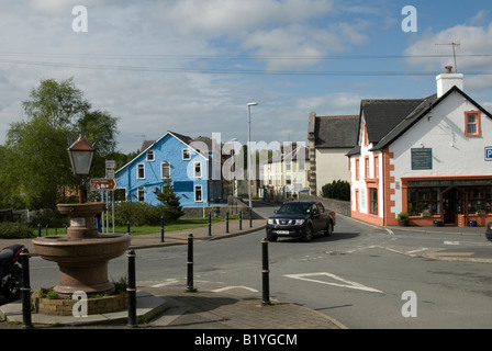 Ein Blick entlang der A483 Llanwrtyd Wells zeigt die Viehtreiber Rest Teestuben und Carlton House Restaurant. Powys, Wales, UK. Stockfoto