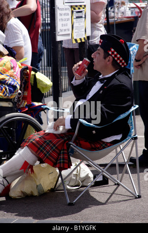 Zuschauer, die trinken Pimms aus der Dose bei Henley Regatta Juli 2008 Stockfoto