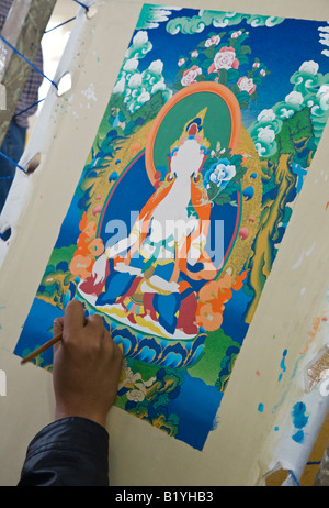 Ein THANGKA-Maler lernt sein Handwerk im NORBULINGKA Institut eine tibetische buddhistische Kultur CENTER DHARMSALA Indien Stockfoto