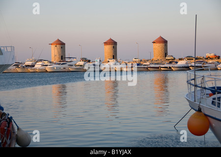 Windmühlen in der Stadt Rhodos, Insel Rhodos, Griechenland. Eingang Hafen. Stockfoto