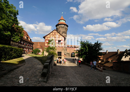 Der Sinwell-Turm aus dem 13.. Jahrhundert steht 385 Meter hoch auf dem Gelände der Nürnberger Kaiserburg Stockfoto