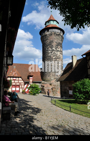 Der Sinwell-Turm aus dem 13.. Jahrhundert steht 385 Meter hoch auf dem Gelände der Nürnberger Kaiserburg, Bayern, Deutschland Stockfoto