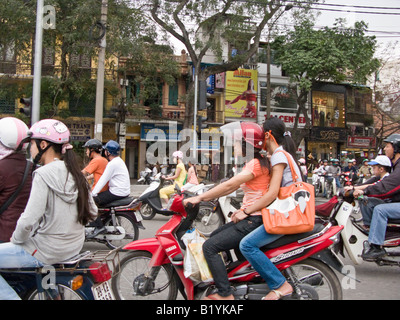 Motorrad-Verkehr in belebten Straße in Hanoi, Vietnam Stockfoto