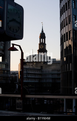 St.-Michaelis-Kirche namens Michel hinter den Gebäuden von Gruner Und Jahr Verlag Stockfoto