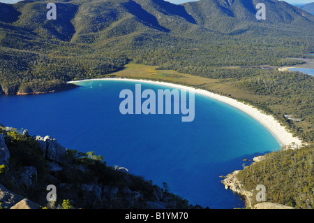 Wineglass Bay auf die Freycinet Halbinsel in Tasmanien. Dies gilt als eines der zehn großen Strände der Welt. Stockfoto