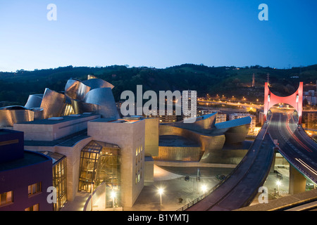 Übersicht-Museum Guggenheim in Bilbao Bilbo Spanien Europa EU Baskenland bei Einbruch der Dunkelheit Anbruch der Morgendämmerung Stockfoto