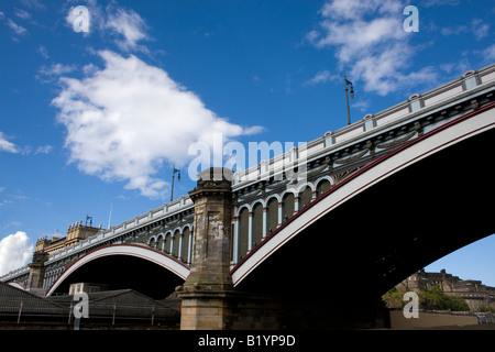 North Bridge im Stadtzentrum von Edinburgh über die Eisenbahn und Bahnhof Waverley Street mit dem Royal Observatory, Edinburgh Stockfoto