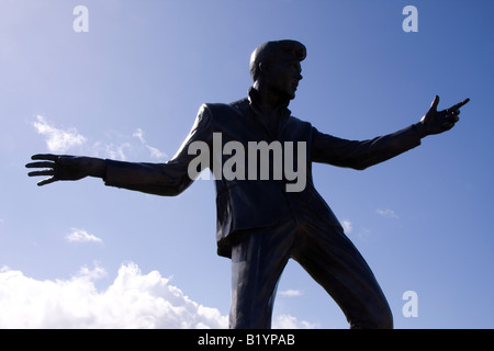 Eine lebensgroße Bronzestatue von Billy Fury, außerhalb der Piermaster Haus im Albert Dock, Liverpool, UK Stockfoto