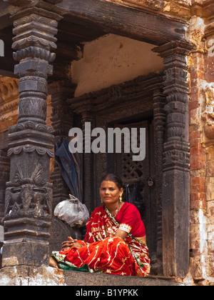 Frau ruht auf einer Plattform des Tempels in Durbar Square Patan Kathmandu Tal Nepal Asien Stockfoto