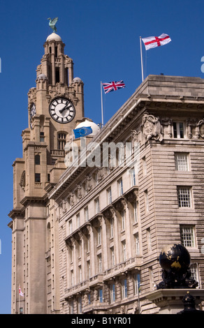 Die Leber-Gebäude mit Fahnen, Liverpool Stockfoto