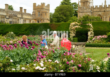 Besucher in der Queens Garden in Sudeley Castle Winchcombe Gloucestershire UK Stockfoto