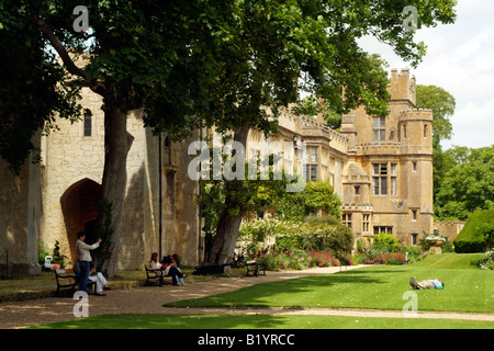 Sudeley Castle in den Cotswolds Winchcombe Glouscestershire England UK Touristen genießen die Gärten und Anlagen Stockfoto