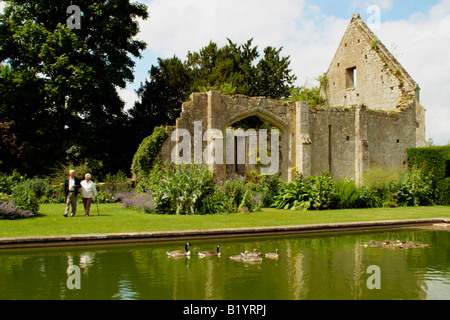 Besucher in den Gärten die Zehntscheune Ruinen bei Sudeley Castle Winchcombe Glouscestershire England UK Stockfoto