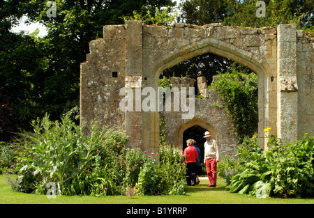 Besucher in den Gärten die Zehntscheune Ruinen bei Sudeley Castle Winchcombe Glouscestershire England UK Stockfoto