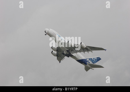 Airbus A380 im Flug Stockfoto