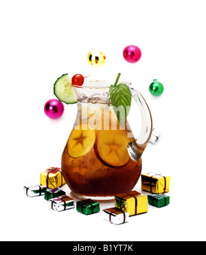 Weihnachten in Sommercocktails Pimms und Pfirsiche mit verpackte Geschenke und Kugeln Stockfoto