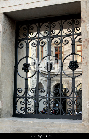 Fenster in den Innenhof des Palais Schwarzenberg gegenüber der Prager Burg am Hradcanska Stockfoto