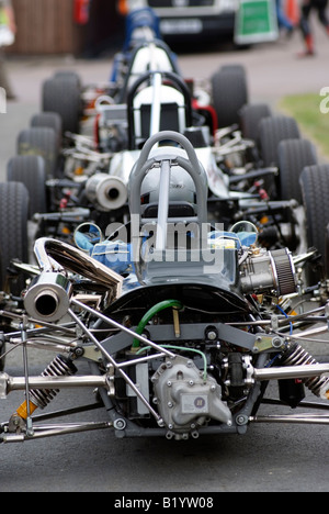 Klassische Renn- und Sport Rennwagen in einer Warteschlange warten, um die Strecke zu Prescott Speed Hill Climb in Gloucestershire, England UK beitreten Stockfoto