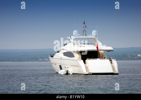 Motorboot in das Adriatische Meer verankert. Stockfoto