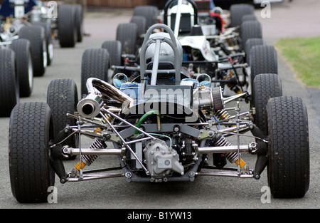 Klassische Renn- und Sport Rennwagen in einer Warteschlange warten, um die Strecke zu Prescott Speed Hill Climb in Gloucestershire, England UK beitreten Stockfoto