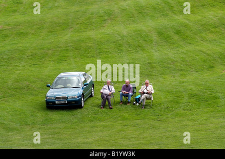 Drei Männer in einem Feld mit einem Rover Auto Gloucestershire, England Stockfoto