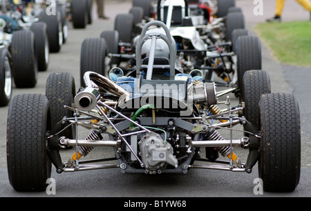 Klassische Renn- und Sport Rennwagen in einer Warteschlange warten, um die Strecke zu Prescott Speed Hill Climb InGloucestershire England UK beitreten Stockfoto
