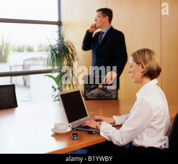 Die Nutzung von Mobiltelefonen für die Kommunikation schreiben Sie Berichte Geschäftsmann mit Mobiltelefon Stockfoto