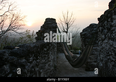 Camping in den Maya-Tempeln von Uaxactún, Tikal, Guatemala Stockfoto