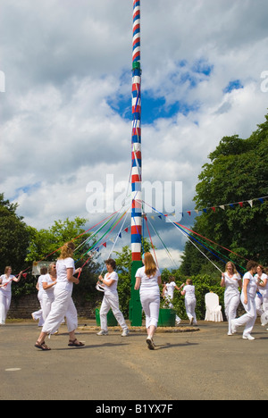 Offenham Damen tanzen um den Maibaum während der jährlichen Wake Woche Feierlichkeiten fand im Juni statt. Stockfoto