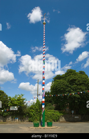 Neue Offenham Maibaum errichtet, im März 2008 Stockfoto