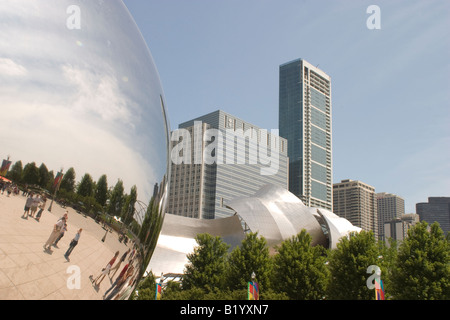 Chicago Millennium Park Cloud Gate von Anish Kapoor besteht aus poliertem Edelstahl Hintergrund ist Jay Pritzker Pavillion Stockfoto