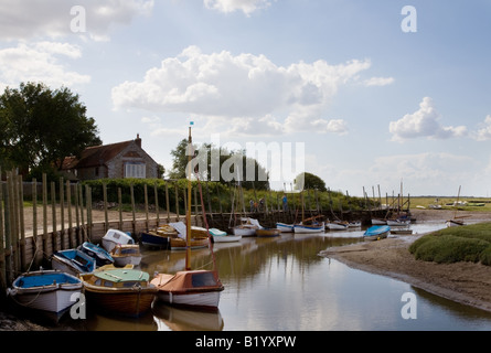 Kleine Boote vor Anker am Priel am Fluss Glaven bei Blakeney, North Norfolk Küste Stockfoto